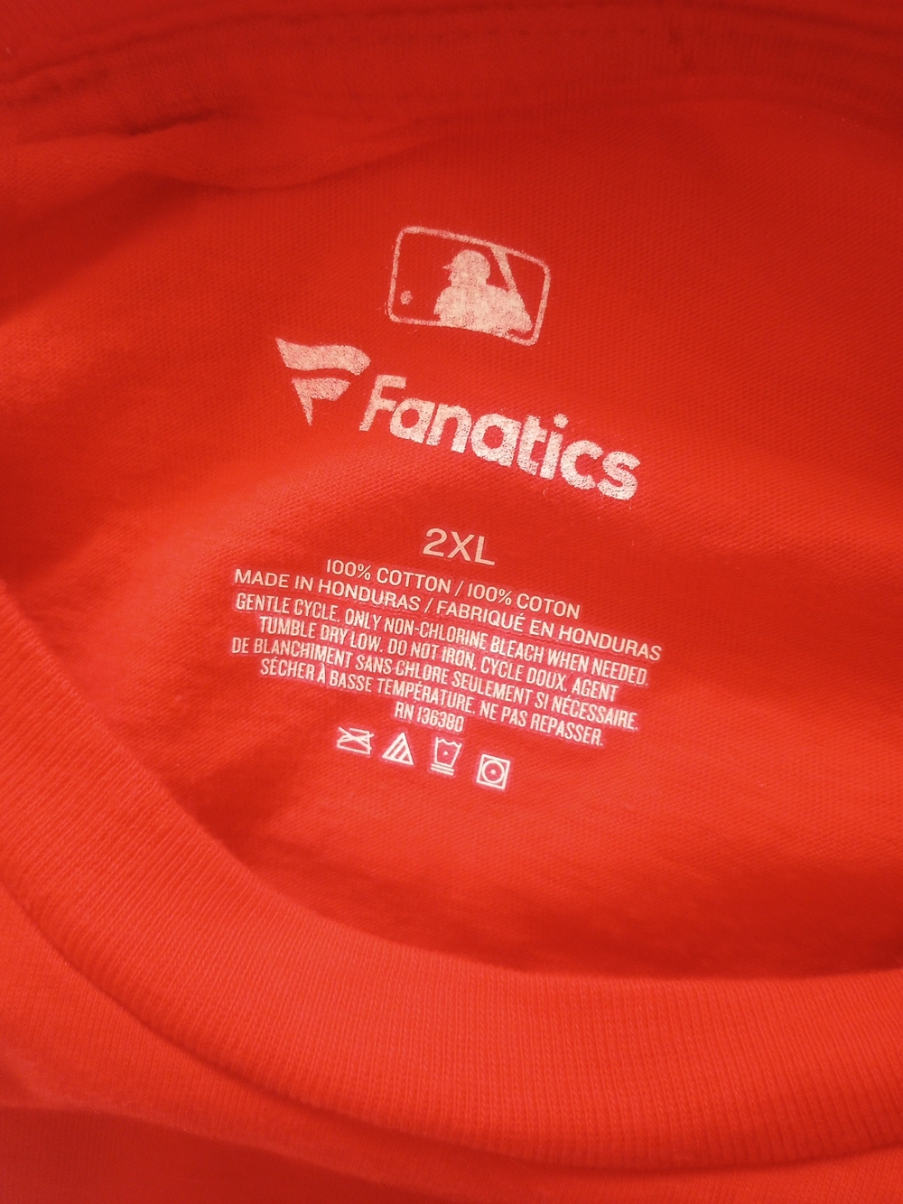 Patriotic Philadelphia Phillies Red Flag P Logo T-Shirt - Picture 2 of 4